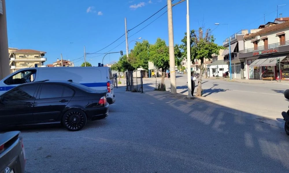 Λάρισα: Σύγκρουση αυτοκινήτου με μηχανάκι – Στο νοσοκομείο ένας τραυματίας